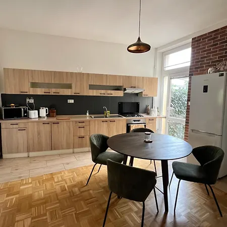 Spacious Flat With Courtyard *