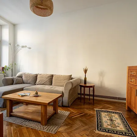 Spacious Flat With Courtyard Apartmán *