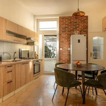 Spacious Flat With Courtyard