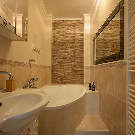 Apartmán Spacious Flat With Courtyard