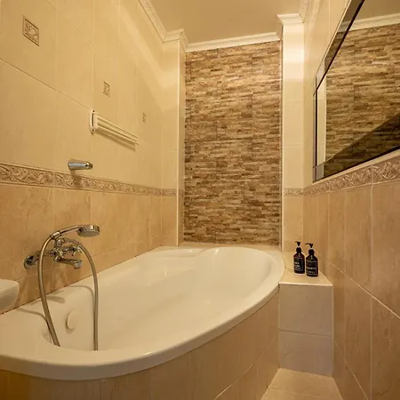 Spacious Flat With Courtyard *