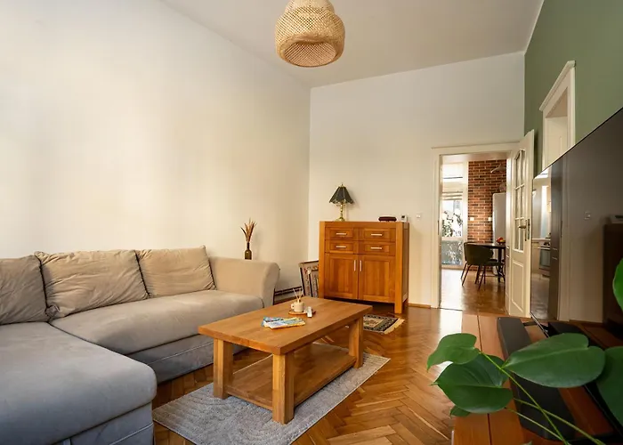 Spacious Flat With Courtyard