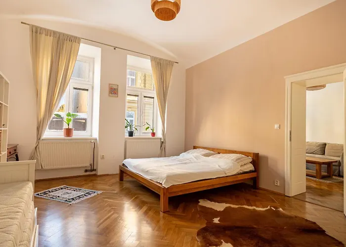 Spacious Flat With Courtyard *