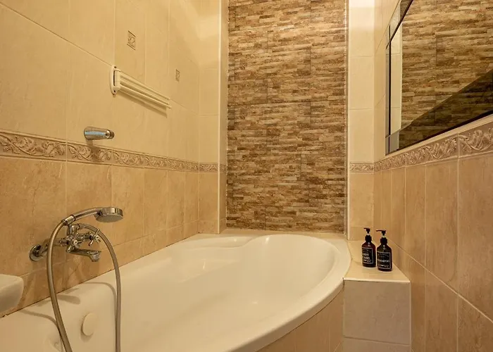 Spacious Flat With Courtyard *